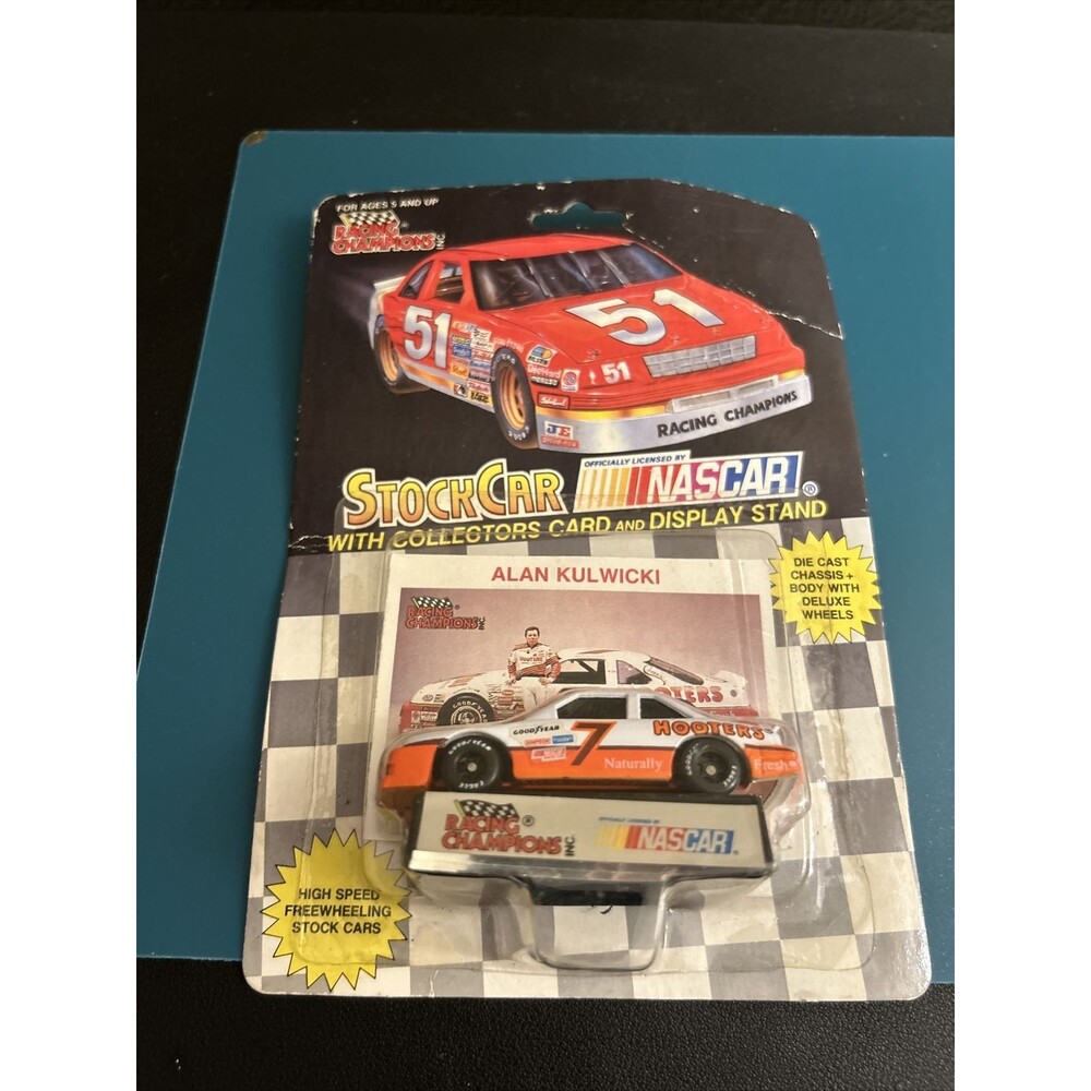 Stock Car Nascar Alan Kulwicki 1/64, Collector's Card and Display Stand Hooters